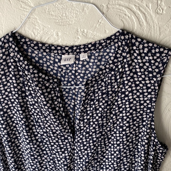 Blue Gap short beach-y dress with white flowers, size M. - Picture 3 of 7